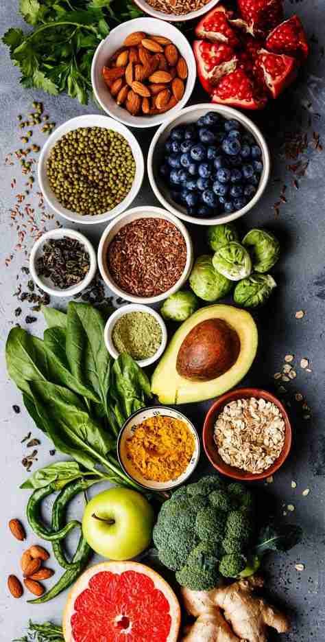 Tavola con piatti colorati a base di verdure e ingredienti semplici